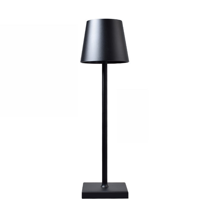 Schwarze Tischlampe aus Metall, modernes Design, ideal für Wohnzimmer oder Büro.