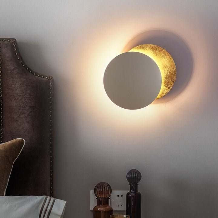 Moderne LED-Wandleuchte, rund, gold-weiß, Schlafzimmer, energiesparend, stilvoll.