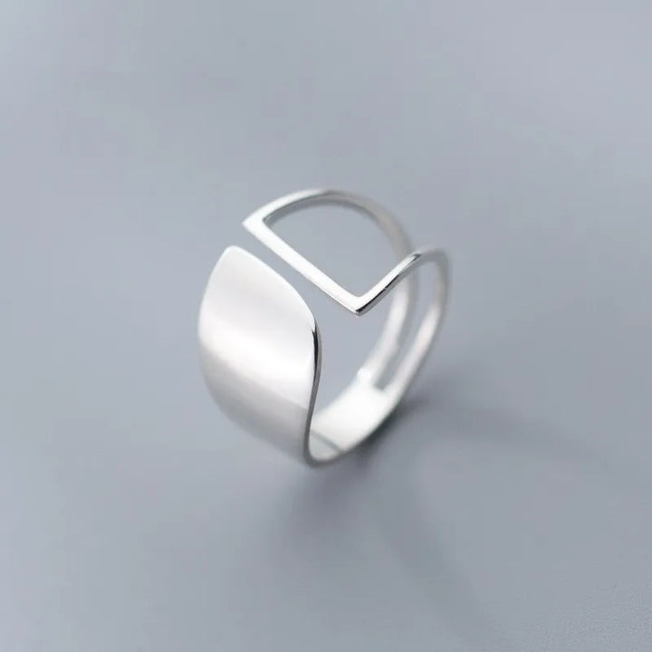 Silberner minimalistischer Ring, geometrisches Design, verstellbar, Schmuck für Damen.