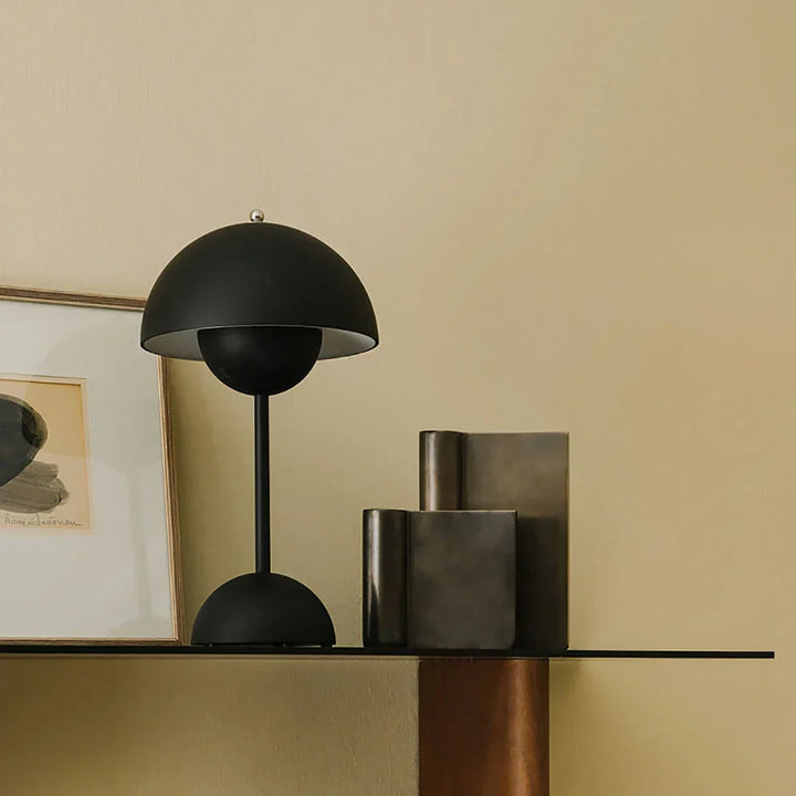 Schwarze Tischlampe im Retro-Stil auf Regal, moderne Inneneinrichtung, minimalistisch.