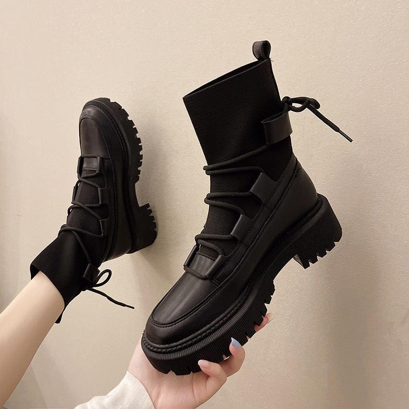Schwarze Damenstiefel mit dicker Sohle, Schnürung, modisch, robust, Herbst-Winter-Schuhwerk.