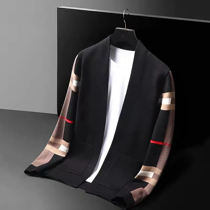 Schwarzer Cardigan mit Streifenmuster, Herrenmode, elegant, aus Baumwolle, auf Kleiderbügel.