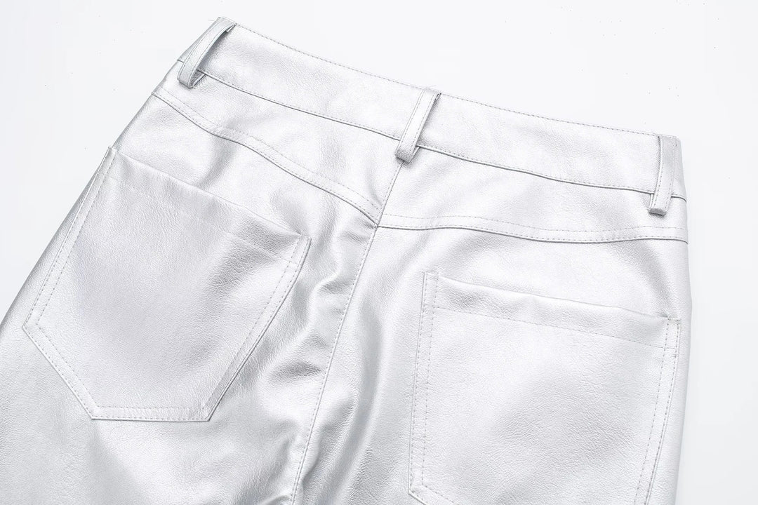 Silberne Lederhose Rückansicht, zwei Taschen, modisch, glänzend, hochwertiges Material.