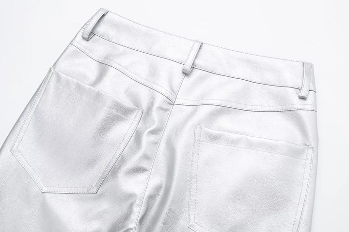 Silberne Lederhose Rückansicht, zwei Taschen, modisch, glänzend, hochwertiges Material.