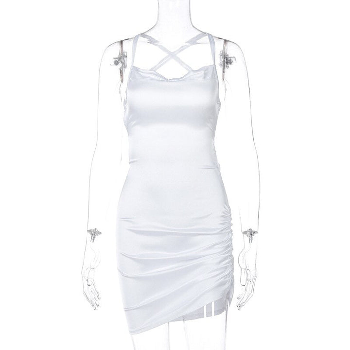 Weißes Satin-Minikleid mit Spaghettiträgern, figurbetont, elegant, Damenmode.