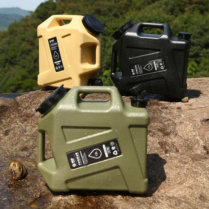 Drei Wasserkanister in Gelb, Schwarz und Grün auf Felsen im Freien, ideal für Camping und Outdoor.
