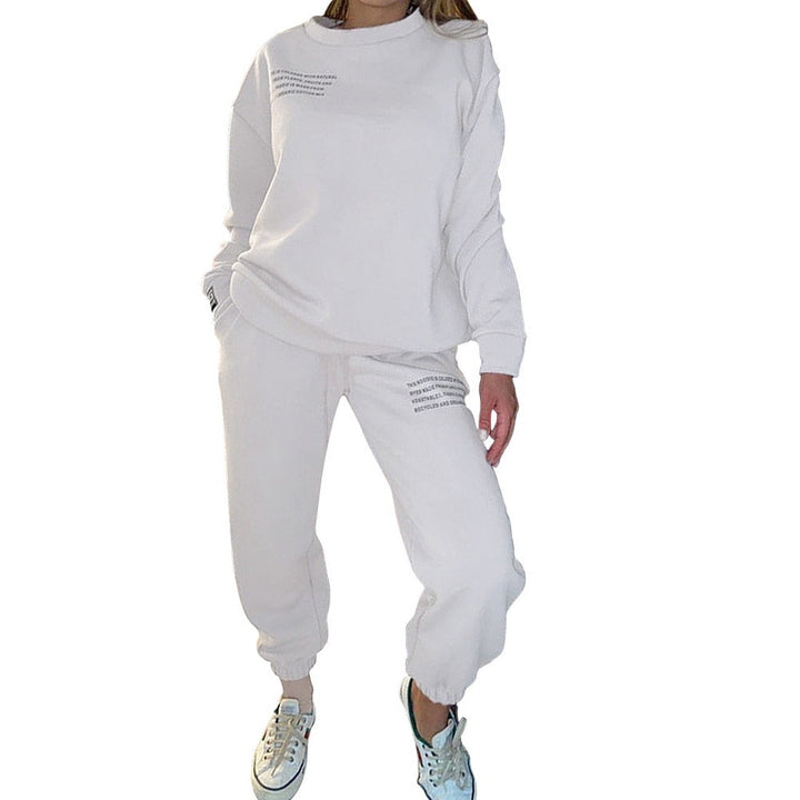 Frau in weißem Jogginganzug, lässig, bequem, modisch, Freizeitkleidung, Sportbekleidung.