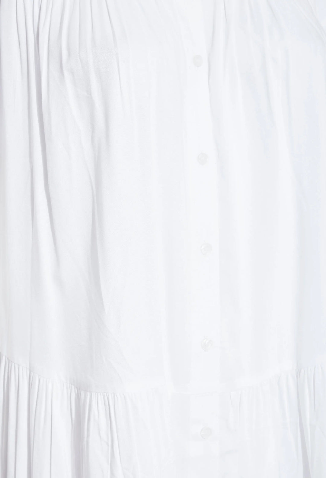 Weißes Damenkleid aus Baumwolle, knielang, mit Knopfleiste, ideal für Sommermode.