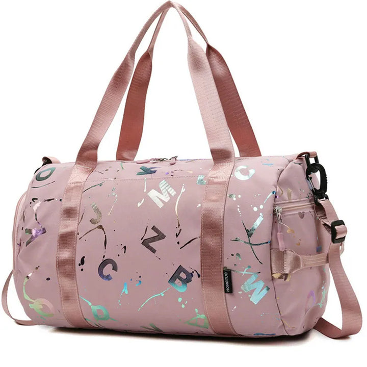 Rosa Sporttasche mit Buchstabenmuster, verstellbarem Schultergurt, Reißverschluss, Polyester.