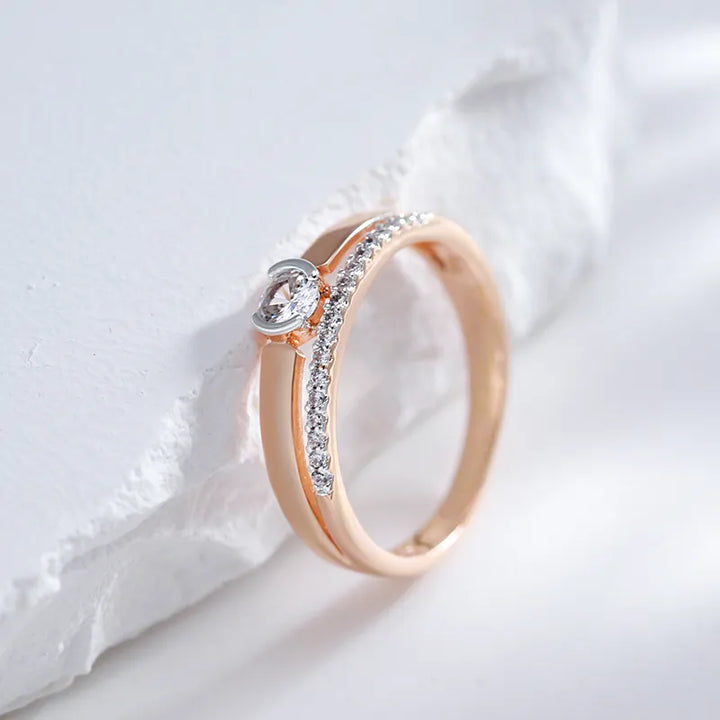 Roségoldener Verlobungsring mit Diamanten, elegantes Design, funkelnder Schmuck für Damen.