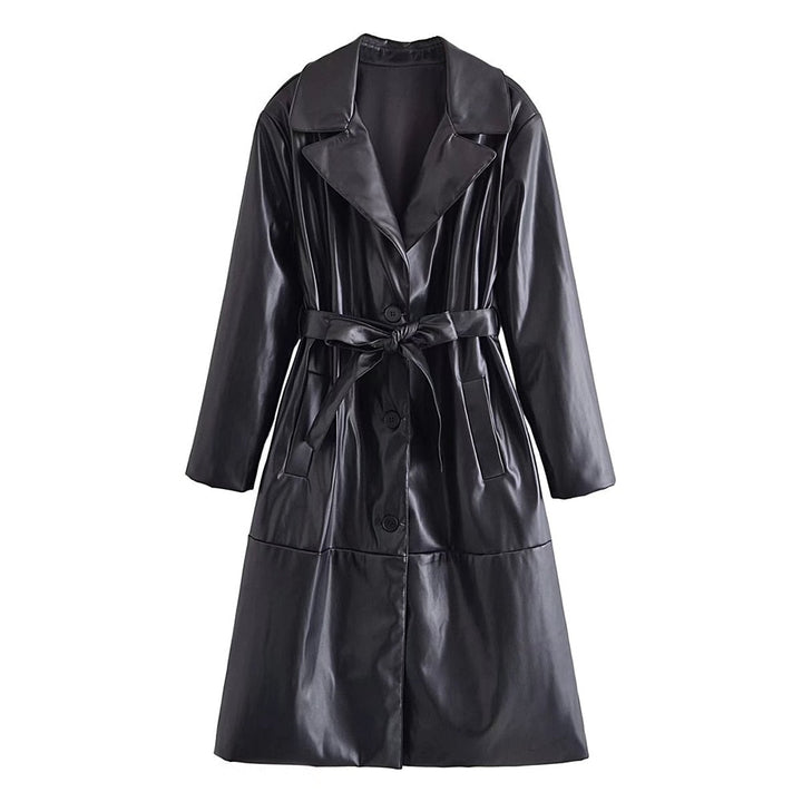 Schwarzer Kunstleder-Trenchcoat mit Gürtel, Damenmode, eleganter Mantel, Herbstbekleidung.