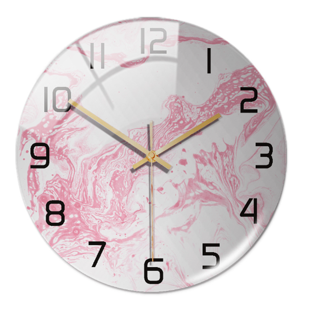 Runde Wanduhr mit rosa Marmor-Design, schwarze Ziffern, goldene Zeiger, modernes Dekor.