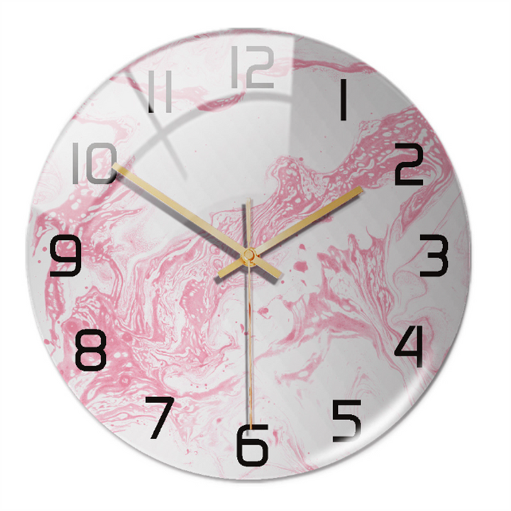 Runde Wanduhr mit rosa Marmor-Design, schwarze Ziffern, goldene Zeiger, modernes Dekor.
