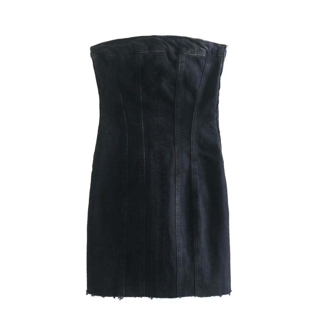 Schwarzes trägerloses Denim-Kleid, figurbetont, modisch, elegant, Damenmode.