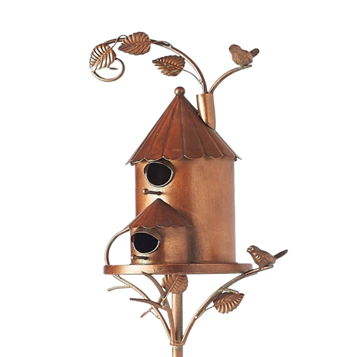 Kupferfarbener Vogelhaus aus Metall mit dekorativen Blättern und Vögeln, Gartenornament.