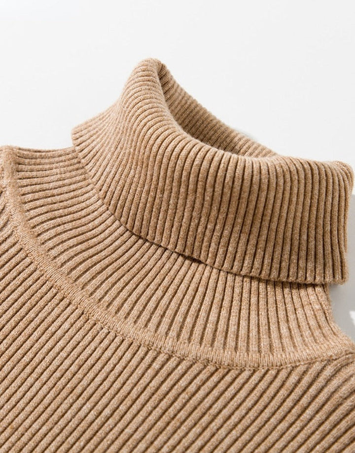 Beiger Rollkragenpullover aus Strick, geripptes Design, Damenmode, Herbst-Winter-Kleidung.