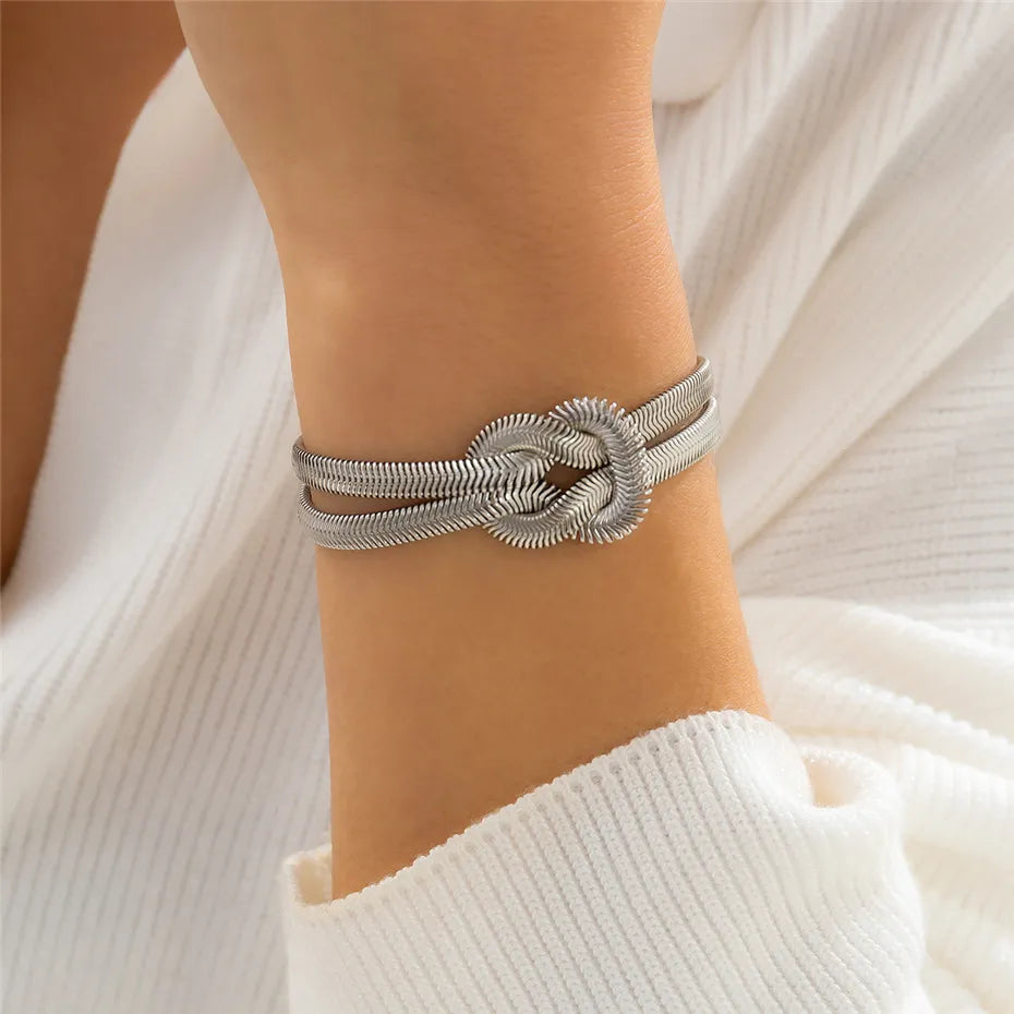 Silbernes Armband mit Knoten-Design, eleganter Schmuck, Damenmode, Accessoire, Geschenkidee.