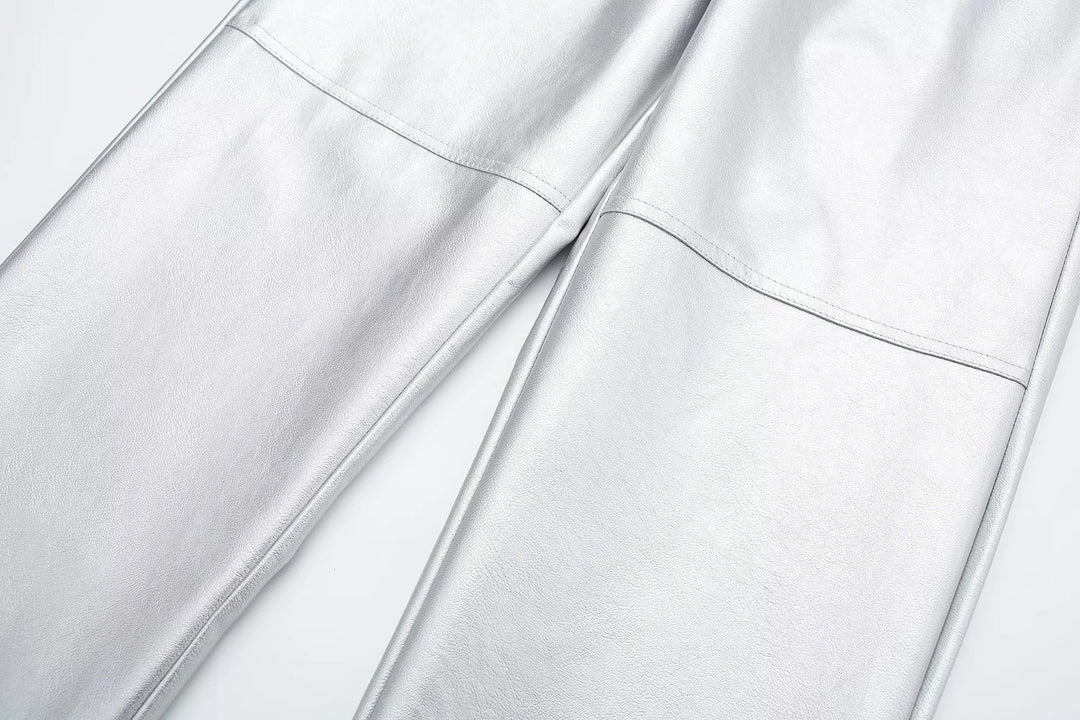 Silberne Lederhose, modisch, hochwertig, Detailansicht, glattes Material, stilvoll, elegant.
