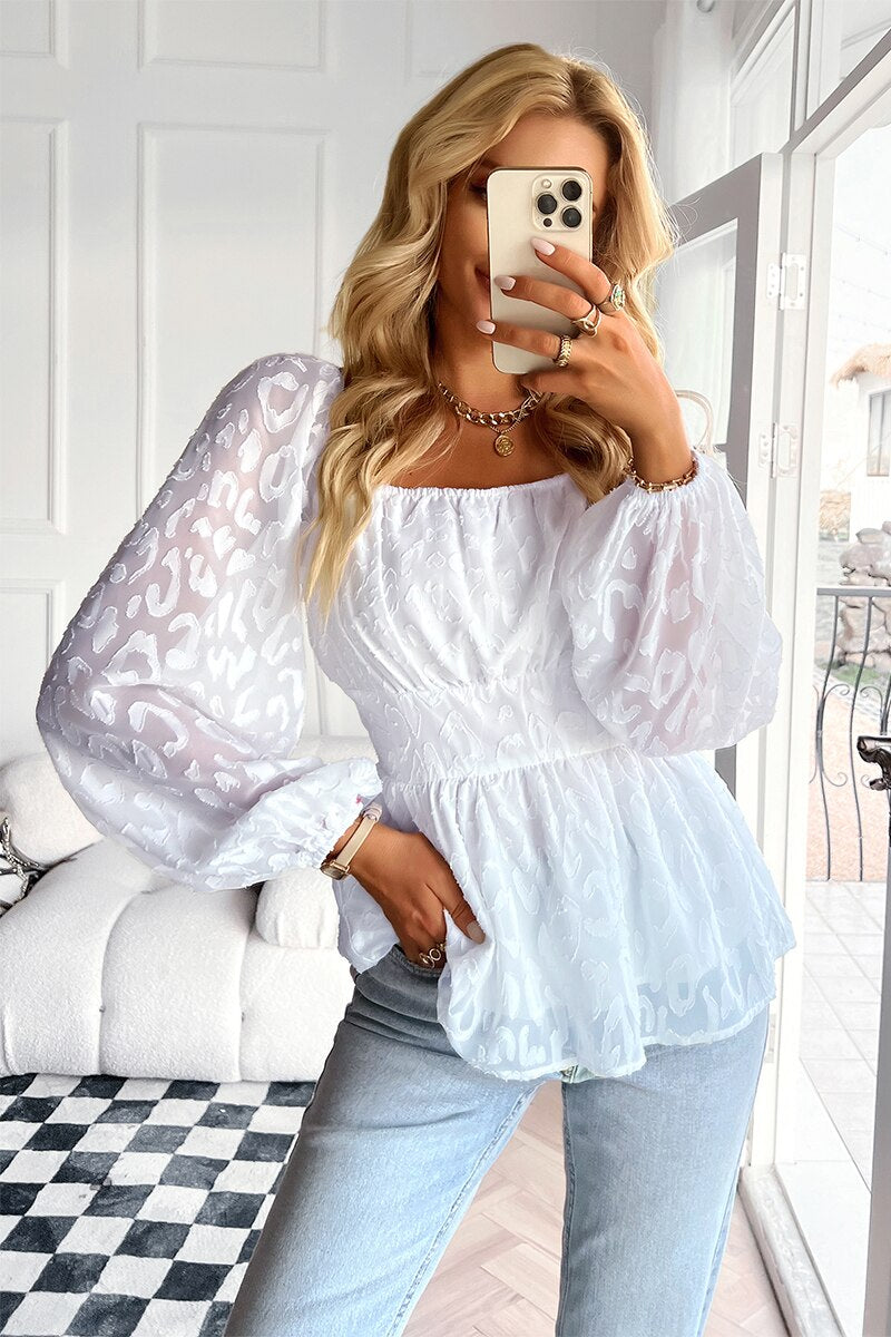 Frau in weißer Spitzenbluse mit Puffärmeln, Selfie, modisch, elegant, Wohnzimmer.