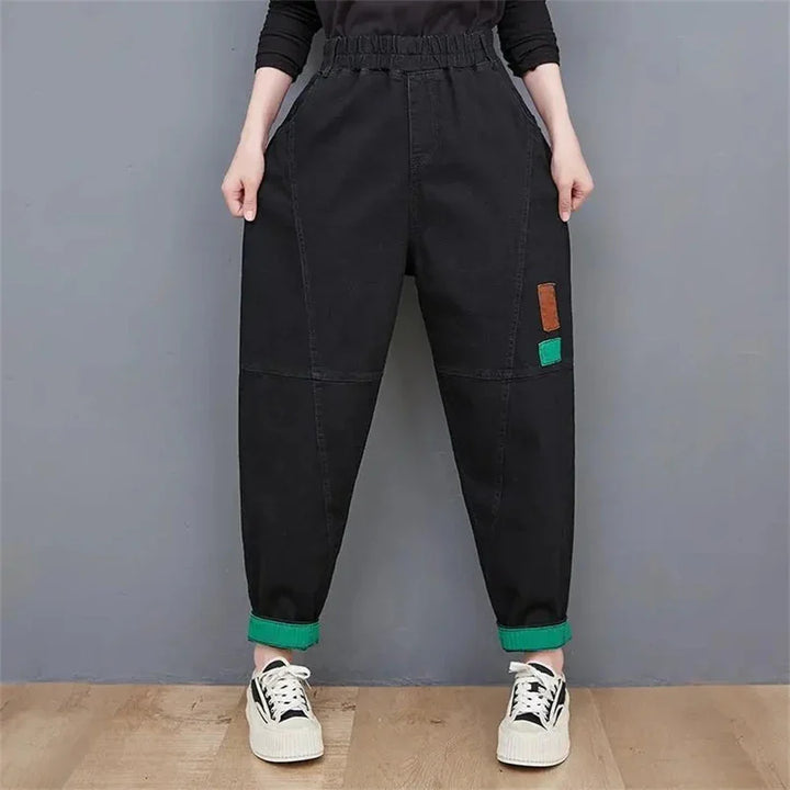 Schwarze Damen-Cargohose mit elastischem Bund und grünen Details, lässiger Stil.