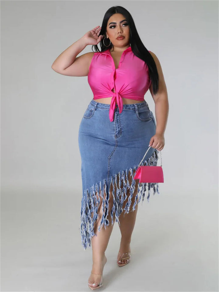 Frau in pinkem Top und Fransen-Jeansrock, modisch, Plus-Size, Handtasche, High Heels.