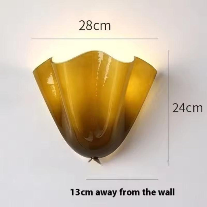 Svítící jantarové svítidlo s kótami rozměrů: šířka 28 cm, výška 24 cm a odstup od zdi 13 cm. 14
