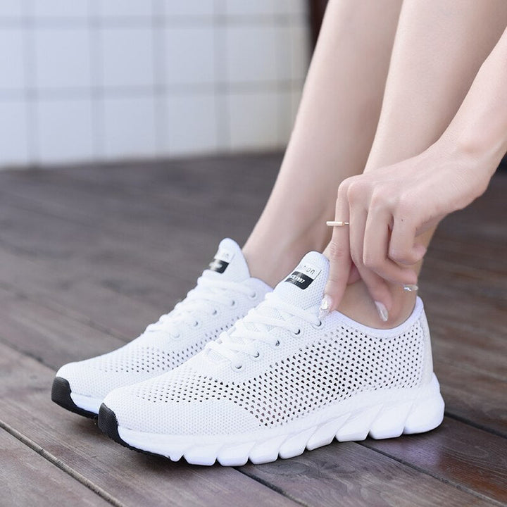 Weiße Damen-Sneaker aus Mesh, atmungsaktiv, sportlich, bequem, ideal für Freizeit und Sport.