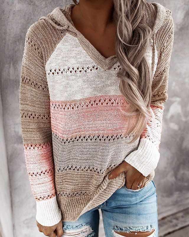 Damen Strickpullover mit Kapuze, beige-rosa gestreift, lässig, langärmelig, Herbstmode.