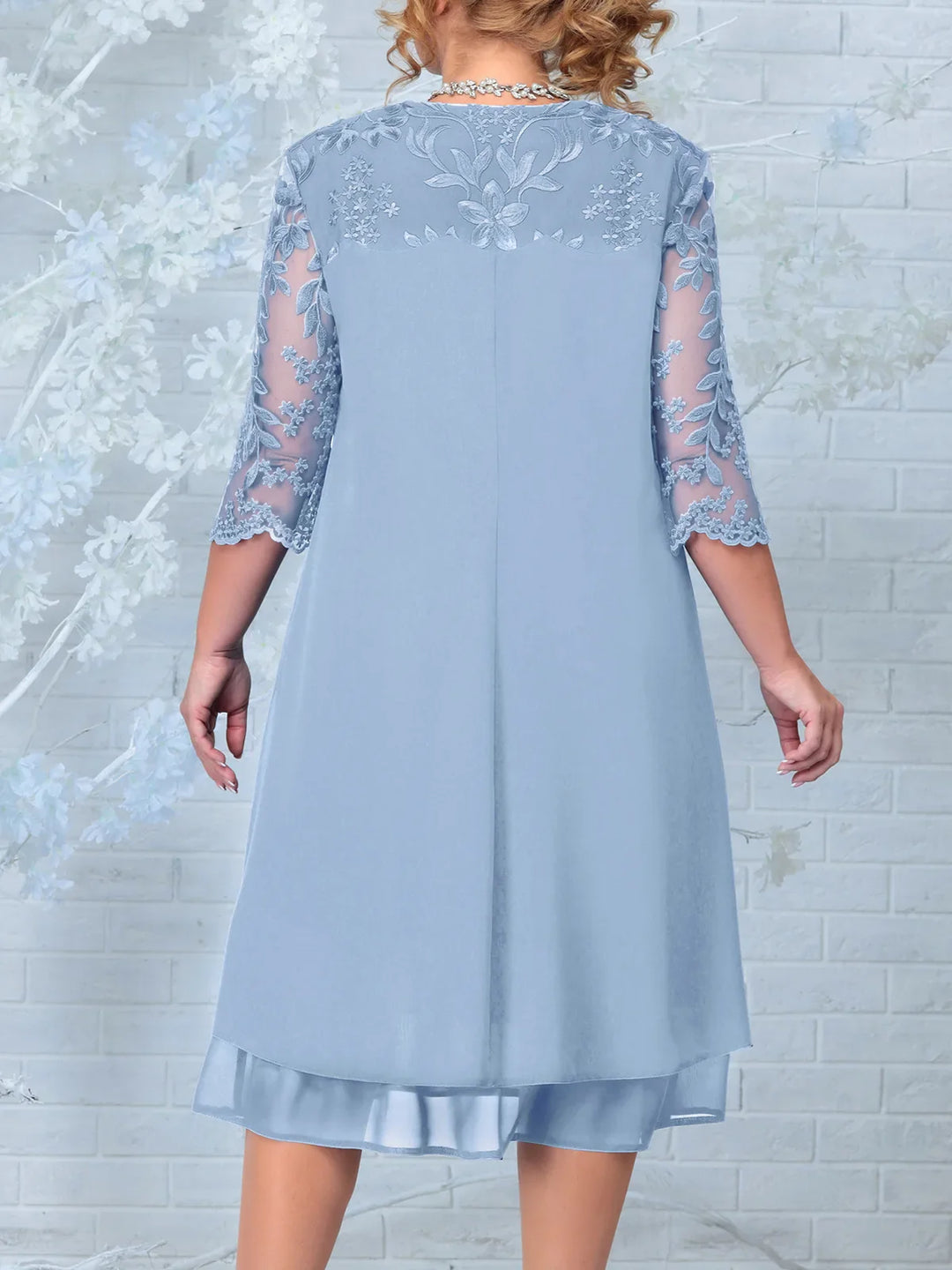 Damenkleid blau Spitze, knielang, florales Muster, elegantes Abendkleid, festliche Mode.