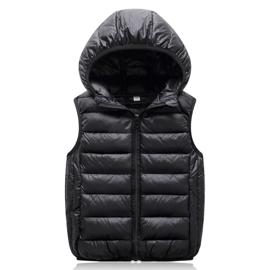 Schwarze Daunenweste mit Kapuze, ärmellos, warm, leicht, ideal für Outdoor-Aktivitäten.