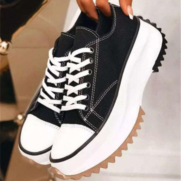 Schwarze Plateau-Sneaker mit weißer Sohle, Damenmode, trendige Freizeitschuhe.