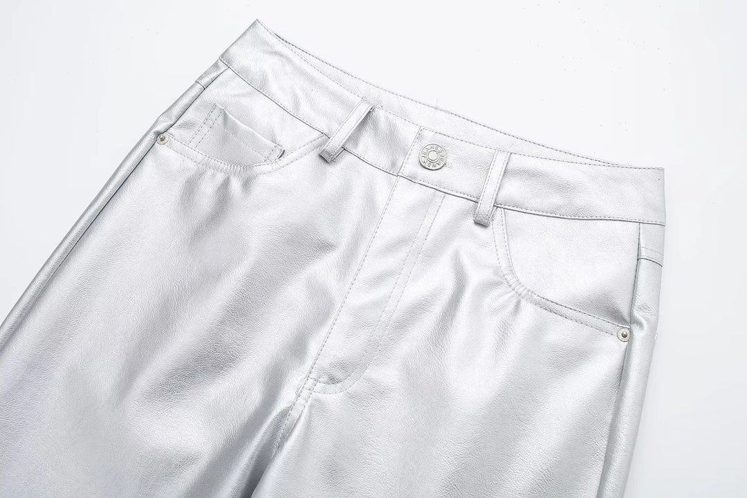 Silberne Damenhose aus Kunstleder, modisch, elegant, mit Taschen und Knopfverschluss.