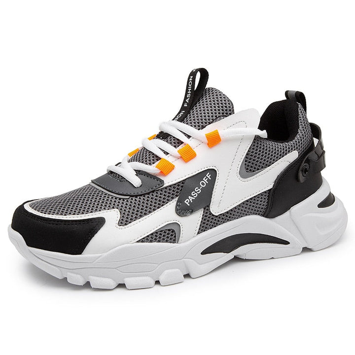 Schwarz-weißer Sneaker mit Mesh-Obermaterial, orange Details, sportlich, modisch, Herren.