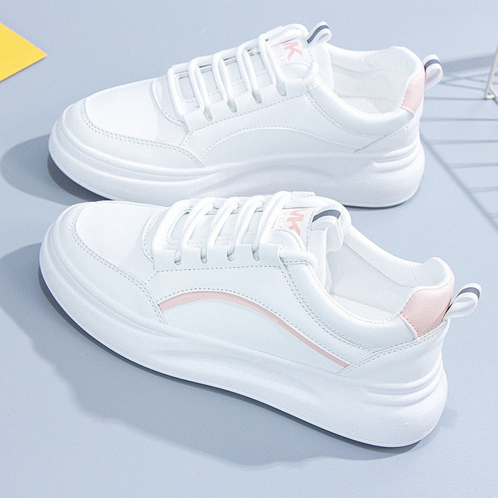 Weiße Damen-Sneaker, Plateau, Leder, modisch, bequem, sportlich, rosa Akzent.