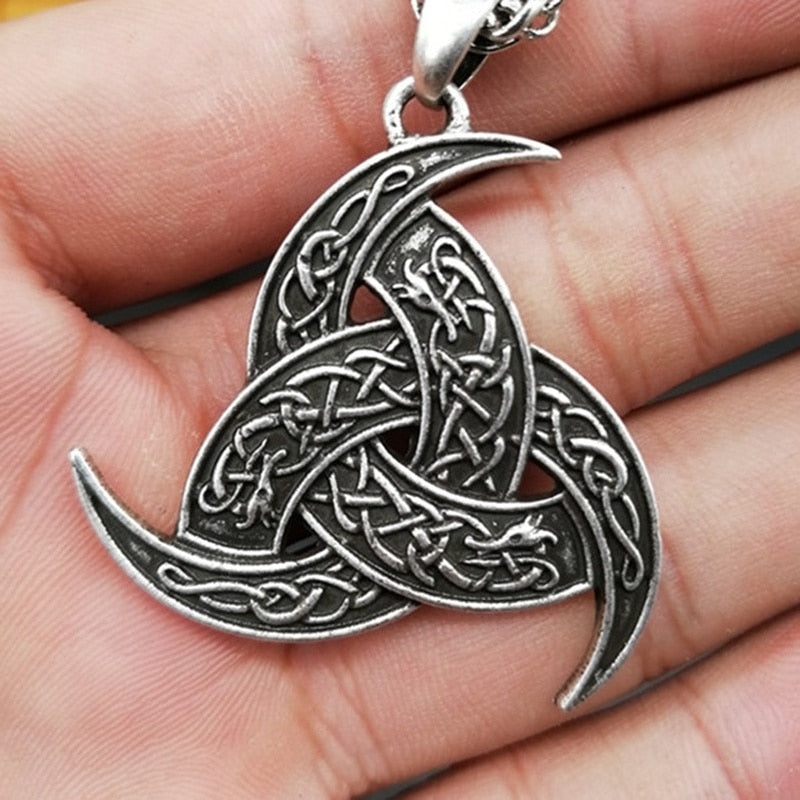 Keltischer Knoten Anhänger, silberfarben, handgehalten, detailliertes Design, Schmuck Accessoire.