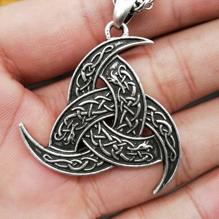 Keltischer Knoten Anhänger, silberfarben, handgehalten, detailliertes Design, Schmuck Accessoire.