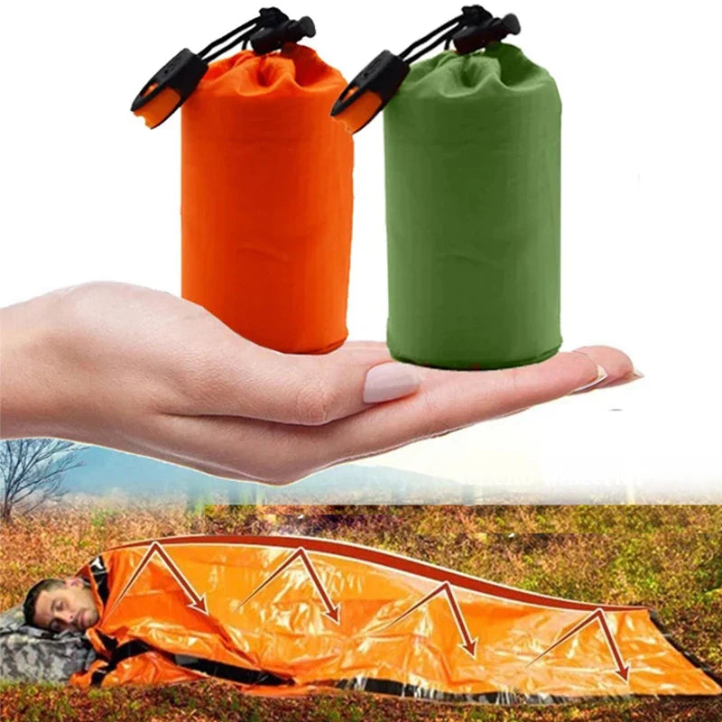 Zwei Notfall-Biwaksäcke, orange und grün, kompakt, für Outdoor-Camping und Survival.