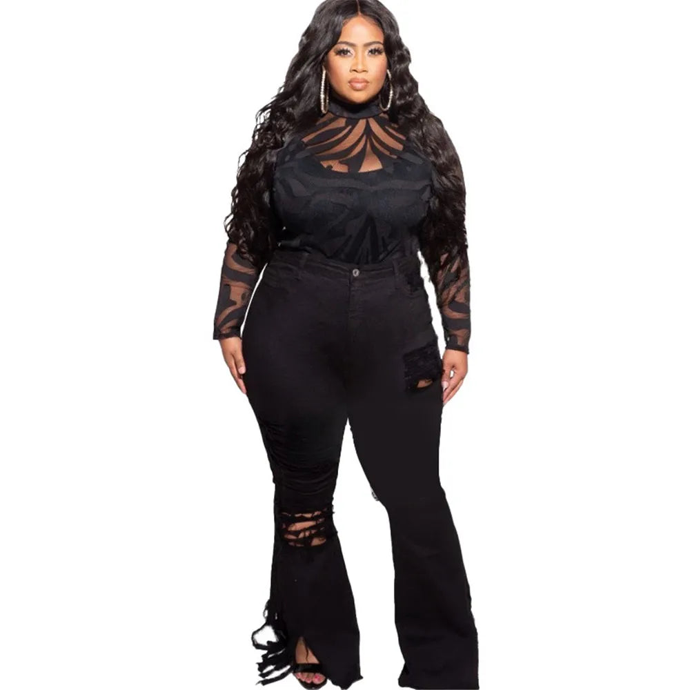 Frau in schwarzem, zerrissenem Outfit mit langen Ärmeln, modisch, Plus-Size-Kleidung.