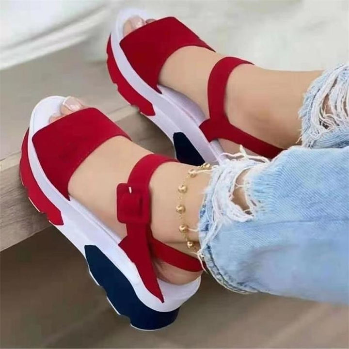 Rote Damen-Sandalen mit Plateau, weißer Sohle, lässig, modisch, bequem, Sommermode.