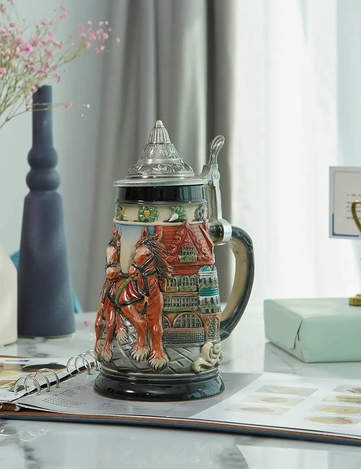 Pivní džbán s reliéfem a cínovým víkem (0,8 L) – GaudiKrug Oktoberfest 2025