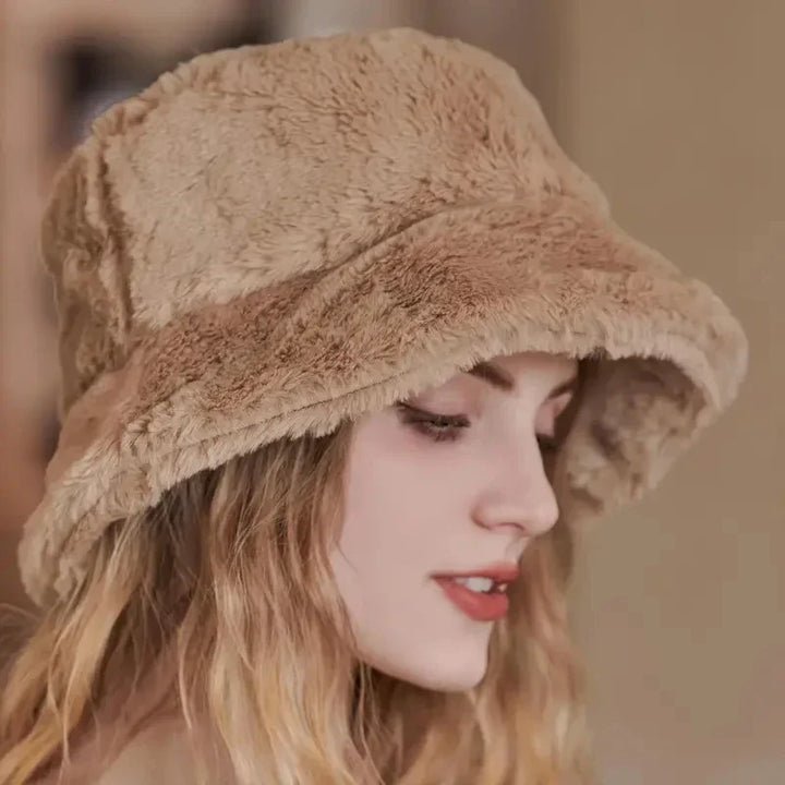 Flauschiger Damen-Bucket-Hut aus Kunstpelz in Beige, modisch und warm.