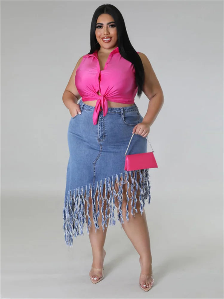 Frau in pinkem Top und Fransen-Jeansrock, hält pinke Handtasche, Mode für große Größen.
