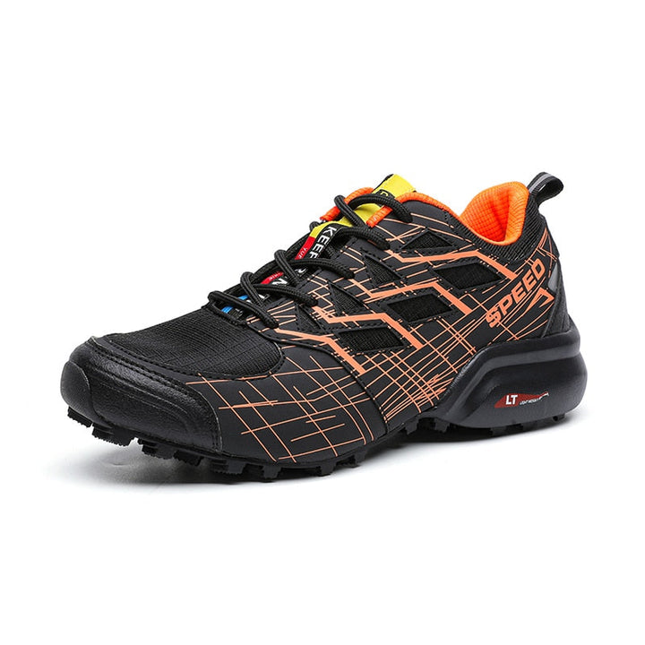 Schwarzer Trailrunning-Schuh mit orangefarbenen Akzenten, rutschfeste Sohle, Herren-Sportschuh.