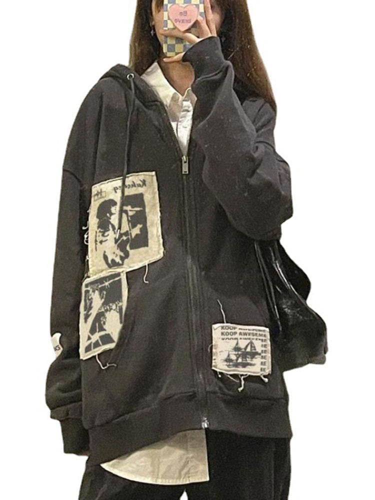 Schwarzer Oversize-Hoodie mit grafischen Patches, Reißverschluss, Unisex, Streetwear-Stil.