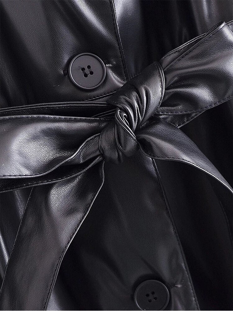 Schwarzer Ledermantel mit Gürtel, glänzend, Knöpfe, Damenmode, stilvoll, elegant.