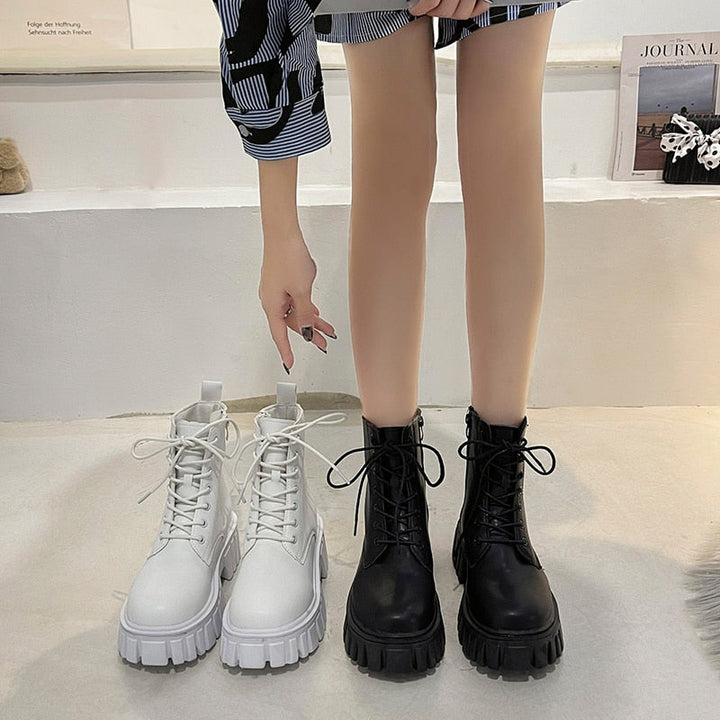 Damenstiefel schwarz und weiß, Schnürung, klobige Sohle, modisch, lässig, Herbstmode.