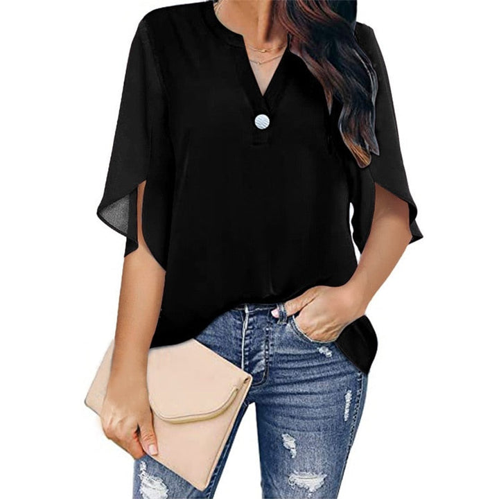 Frau in schwarzer Bluse, zerrissene Jeans, beige Clutch, modisch, lässig, Damenmode.