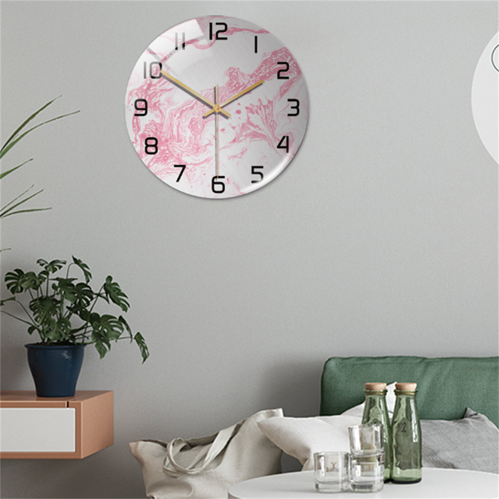 Runde Wanduhr mit rosa Marmor-Design, moderne Dekoration, Wohnzimmer, stilvoll, minimalistisch.