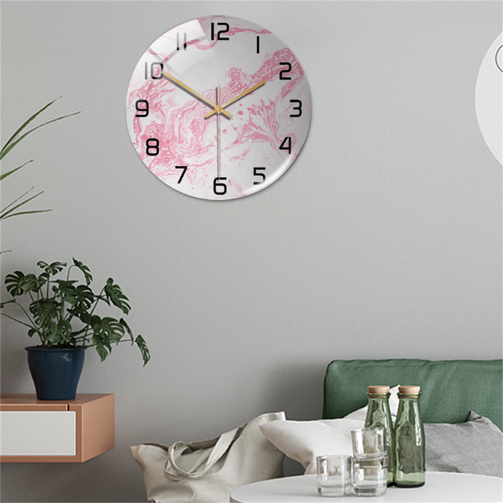 Runde Wanduhr mit rosa Marmor-Design, moderne Dekoration, Wohnzimmer, stilvoll, minimalistisch.