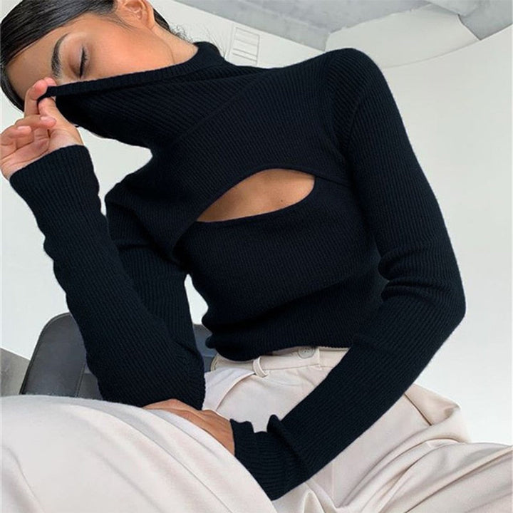 Frau trägt schwarzen Strickpullover mit Cut-Out, modisch, elegant, Herbstmode, Damenbekleidung.